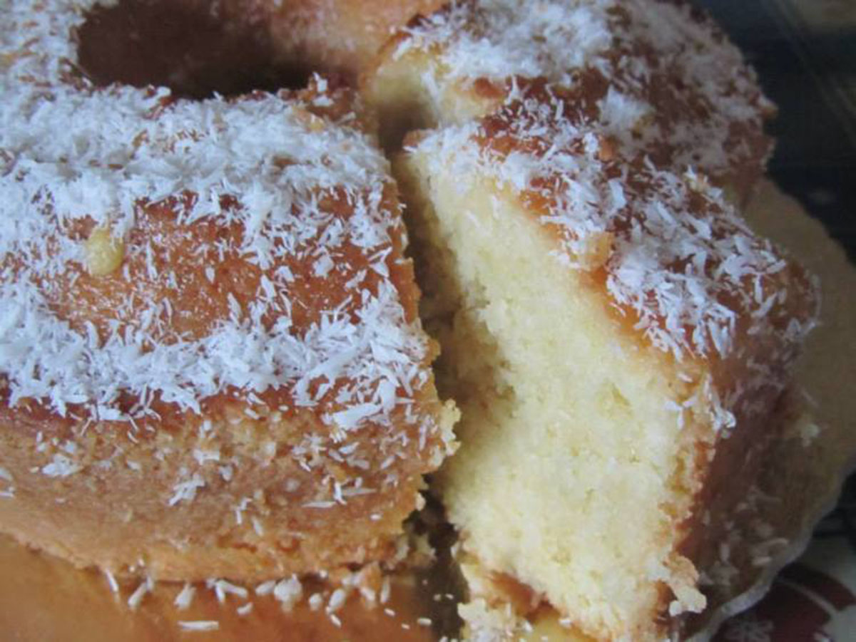 Um simples e delicioso bolo de coco que é de comer e chorar por mais