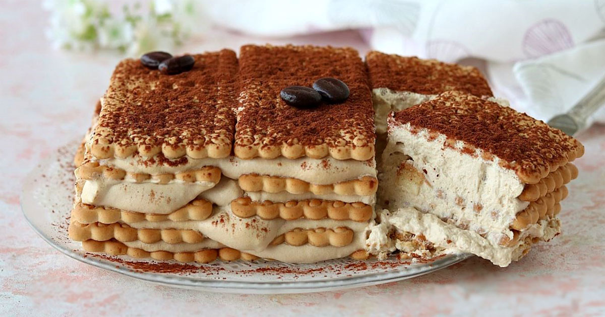 Bolo de bolacha de café muito cremoso e bastante saboroso